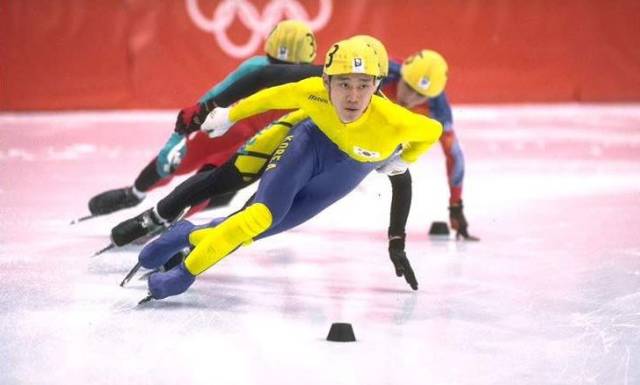 足球国足训练课发生小插曲，球员被逗笑